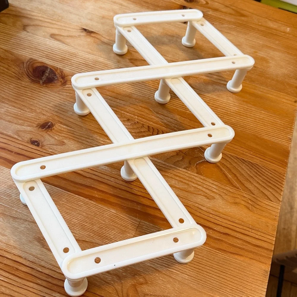 Vintage Plastic Accordian Hanger